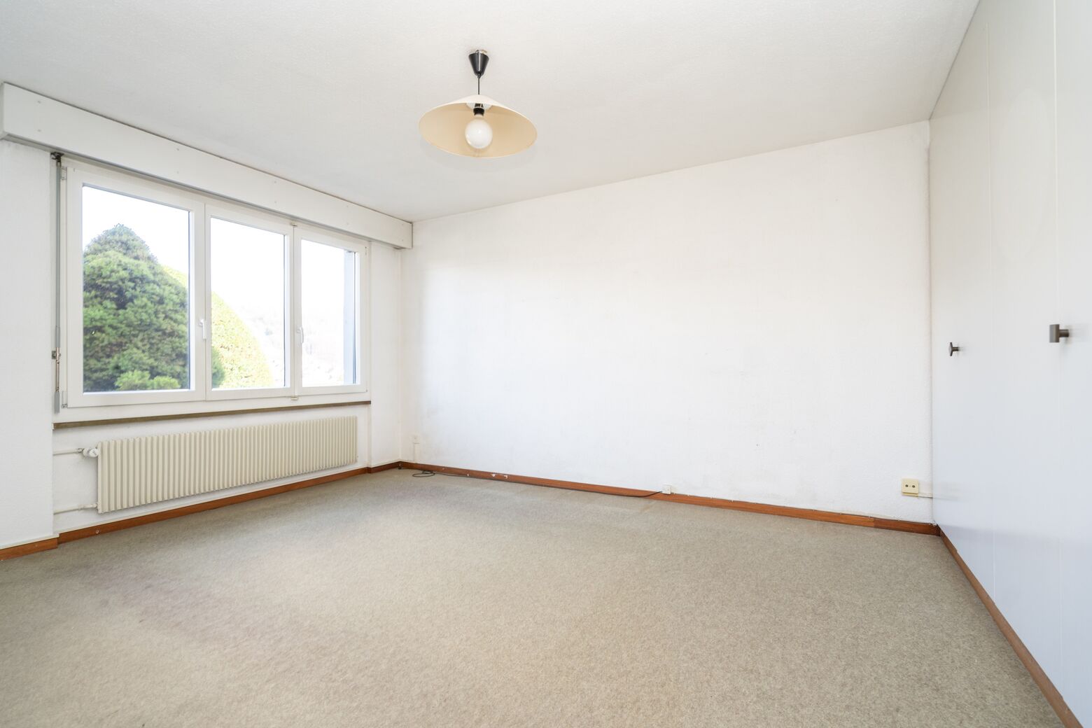 Zimmer 1 im Untergeschoss mit Einbauschränke