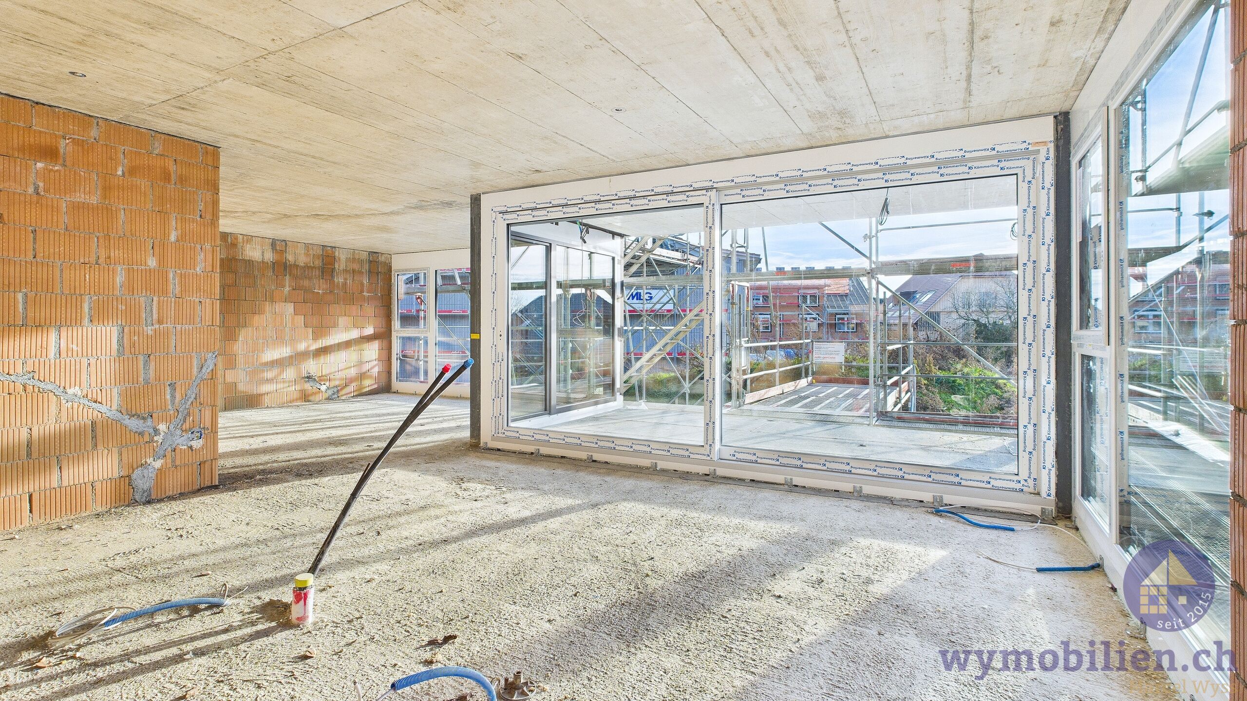 Essbereich mit Blick auf die Terrasse und den Wohnbereich