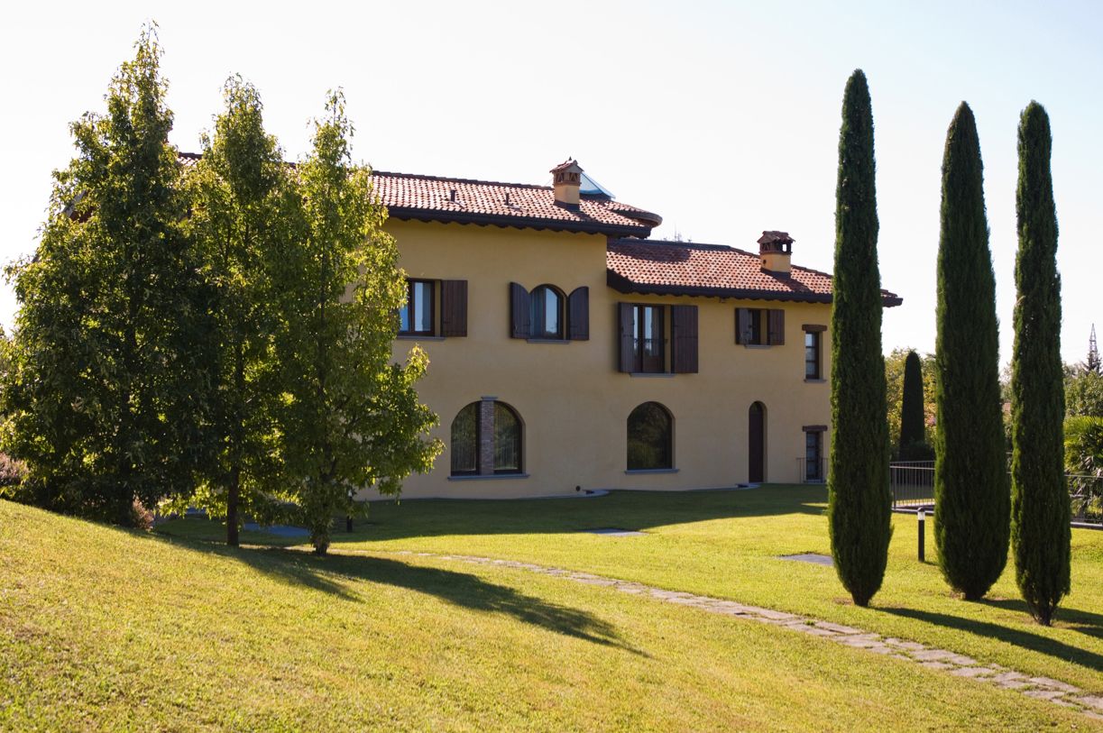 Tuscany-style villa in San Fermo della Battaglia near Lake Como