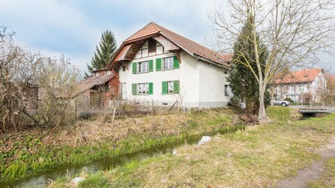 Über 3'600 m2 Umschwung: Garten/Weide am Bach inklusive Wald.