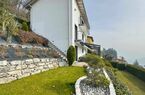 Moderna e luminosa villa mono-bifamiliare con splendida vista aperta