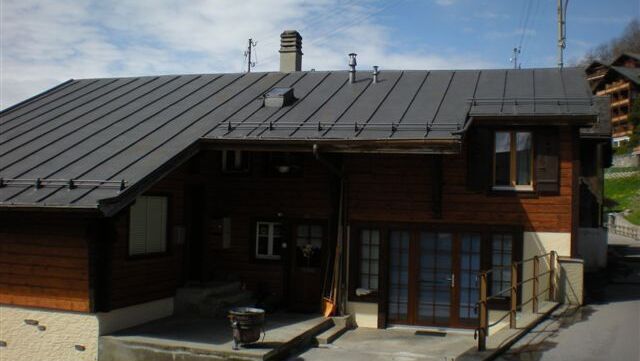 Vendu au coeur de Leysin : chalet avec studio et pièce aménageable en bureau