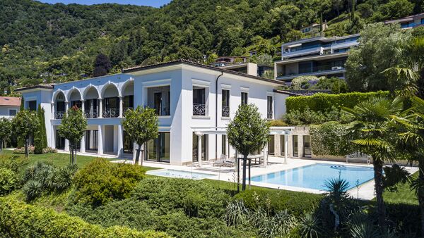 Spectacular lakefront property