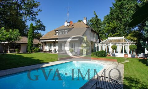 Superb villa with swimming pool located in lush greenery