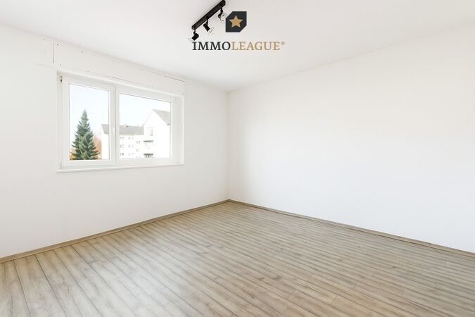 Grosszügiges Schlafzimmer.