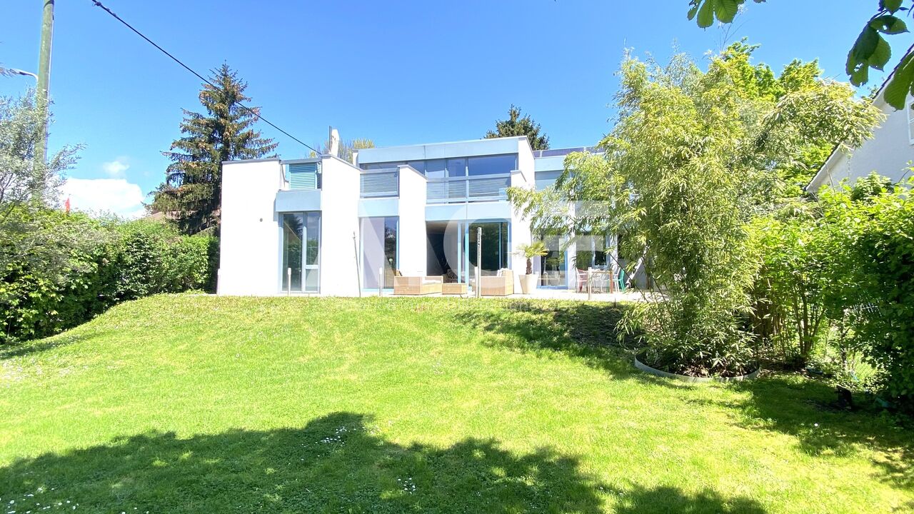 Magnificent architect-designed villa with generous volumes