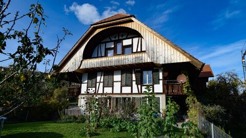 Bauernhaus mit zwei Wohnungen und Einstellhalle im Dorf
