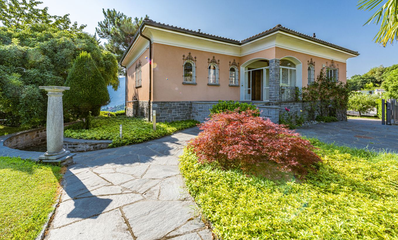 Mediterranean villa with beautiful garden and pool