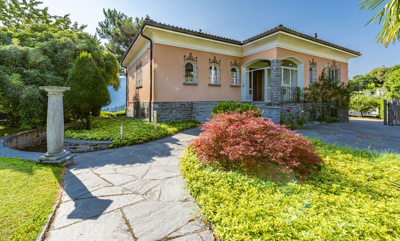 Villa mediterranea con splendido giardino e piscina