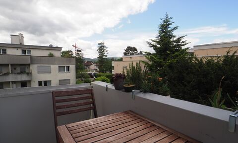 Spacious 4.5-room apartment with balconies and parking near ISB
