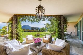 Prestigious property in a overlooking position