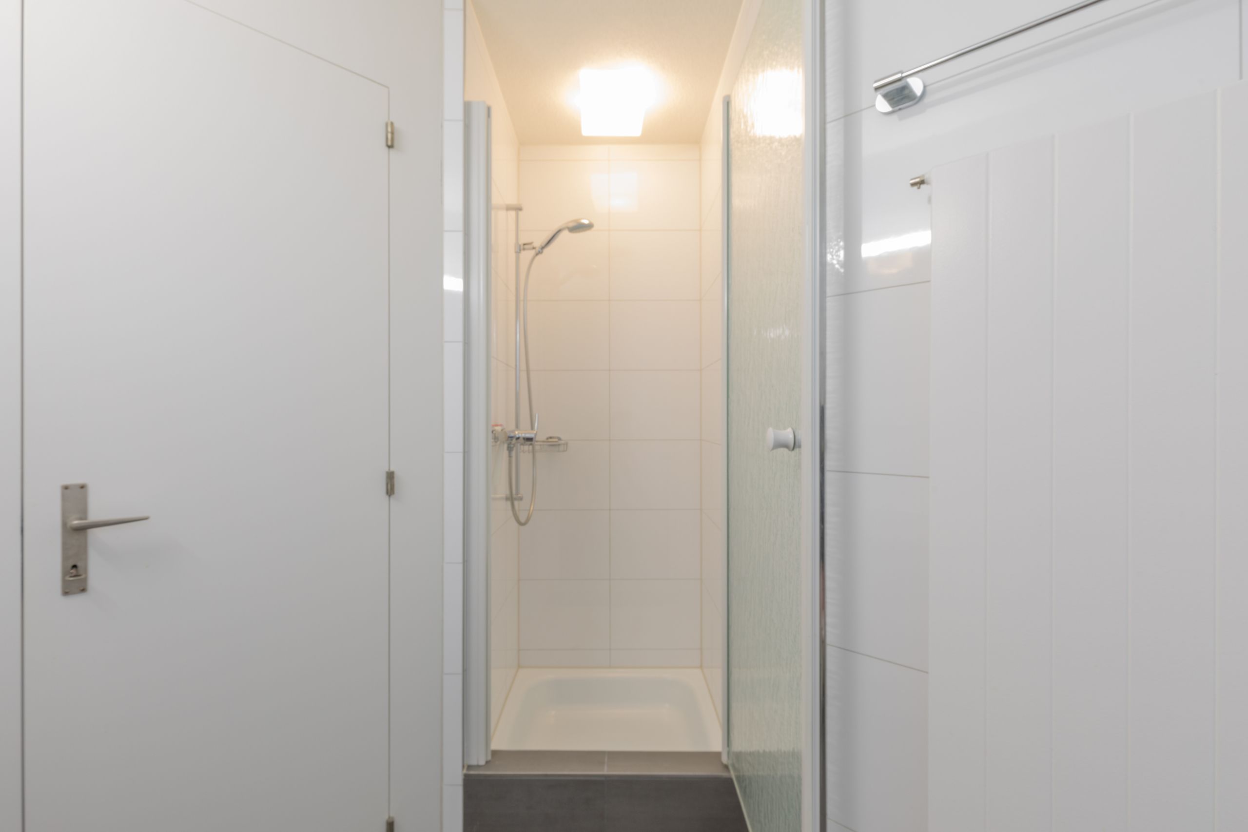 Badezimmer (Badewanne, Dusche, Lavabo, WC)