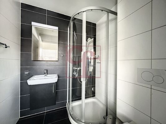 Salle de bain avec douche