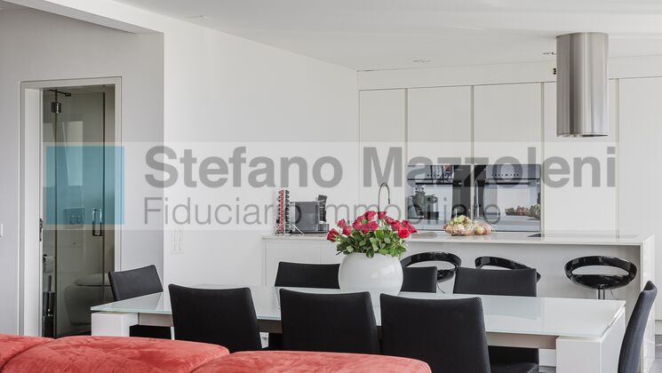 Elegante Villa Moderna con Vista Mozzafiato sul Lago Maggiore