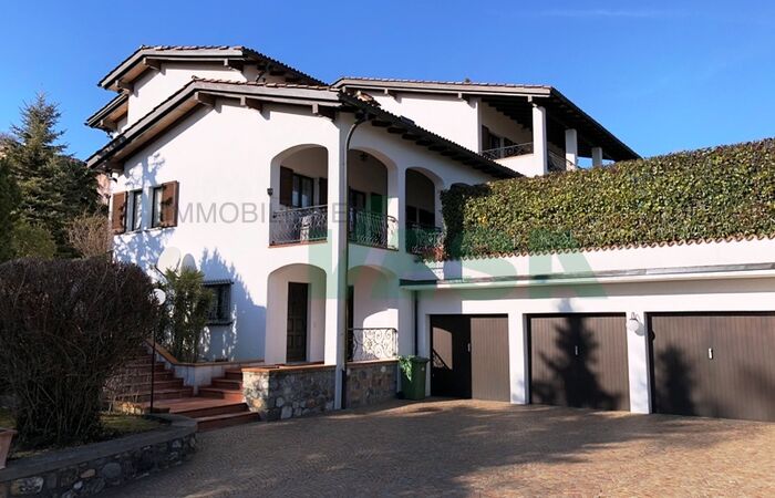 Elegante Villa in mediterranem Stil, mit grossem schönen Grundstück