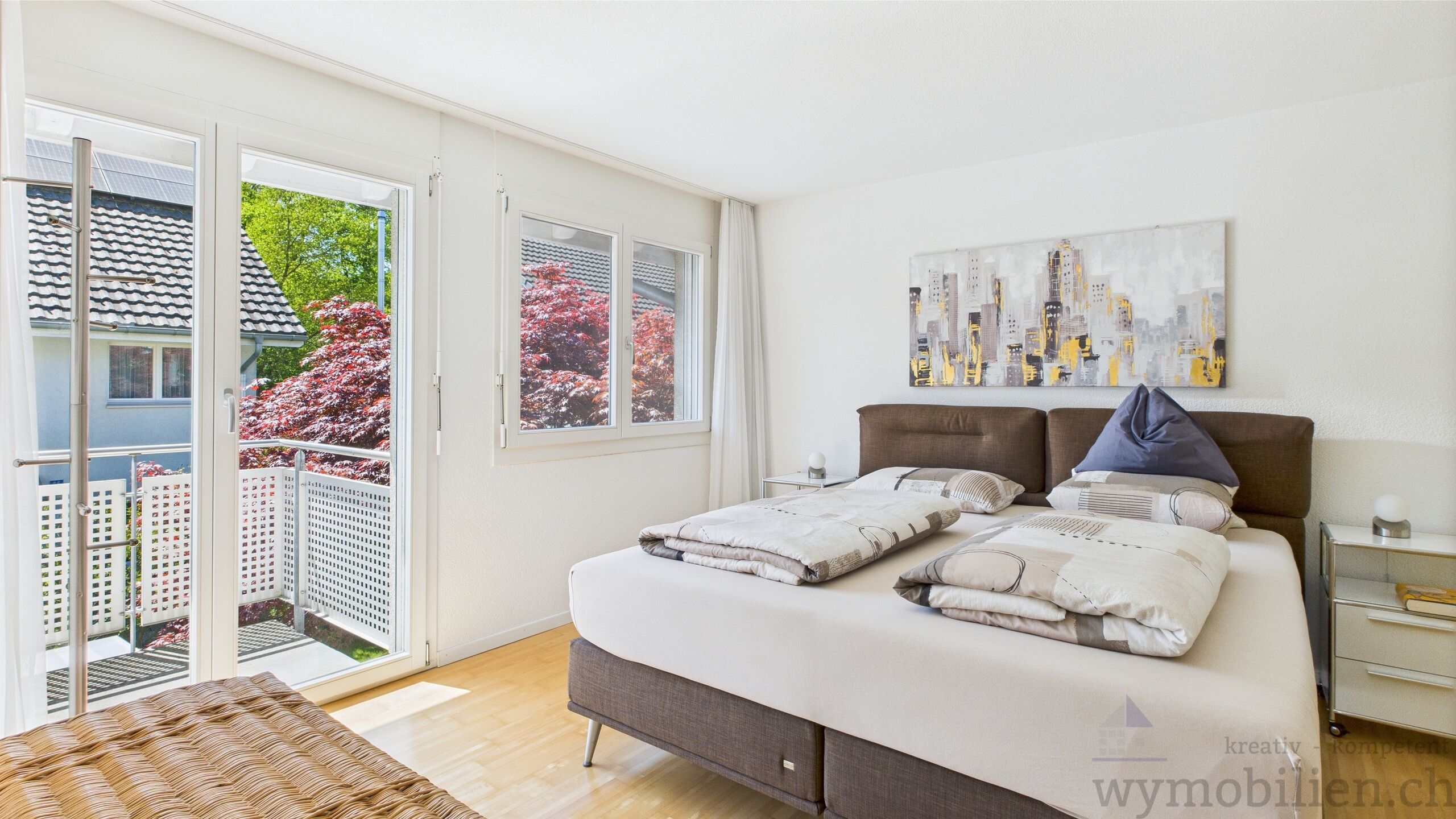 Hauptschlafzimmer mit Bad und Ausgang auf den Balkon