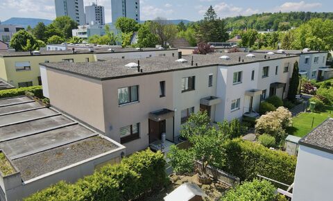 Design trifft Komfort: Modernes Reihenhaus mit Garagenbox