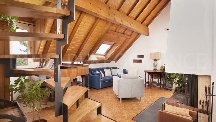 EXCLUSIVITÉ : Attique de charme en duplex avec cheminée et vue dégagée
