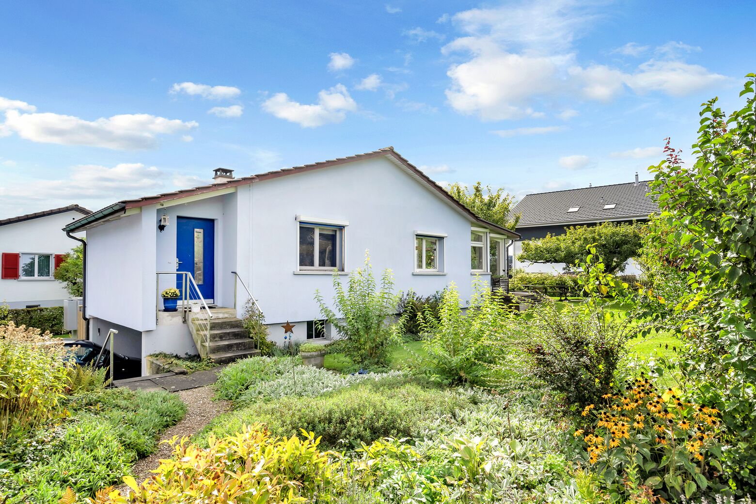 Aussenansicht West Fassade mit dem Haupteingang