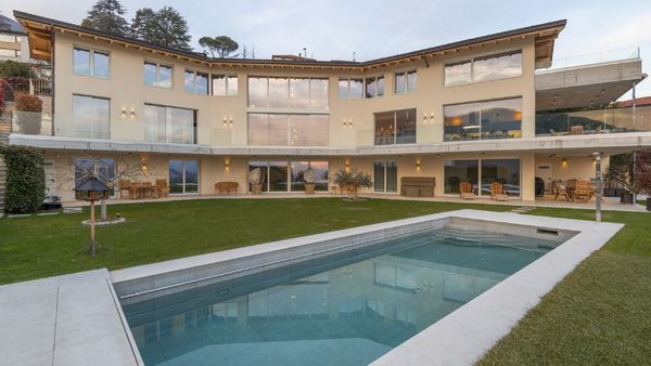 BOSCO LUGANESE
stylish contemporary villa with pool 
and  lake views