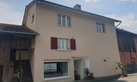 Village house composed of 5.5 rooms + local com. with showcase