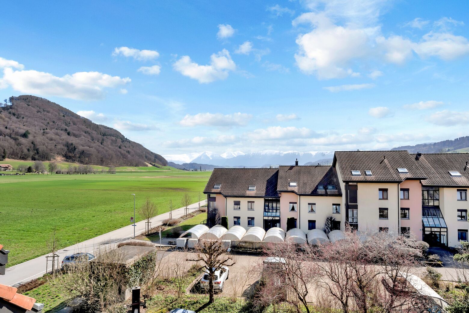 Aussicht vom Balkon auf die Berner Oberländer Alpen