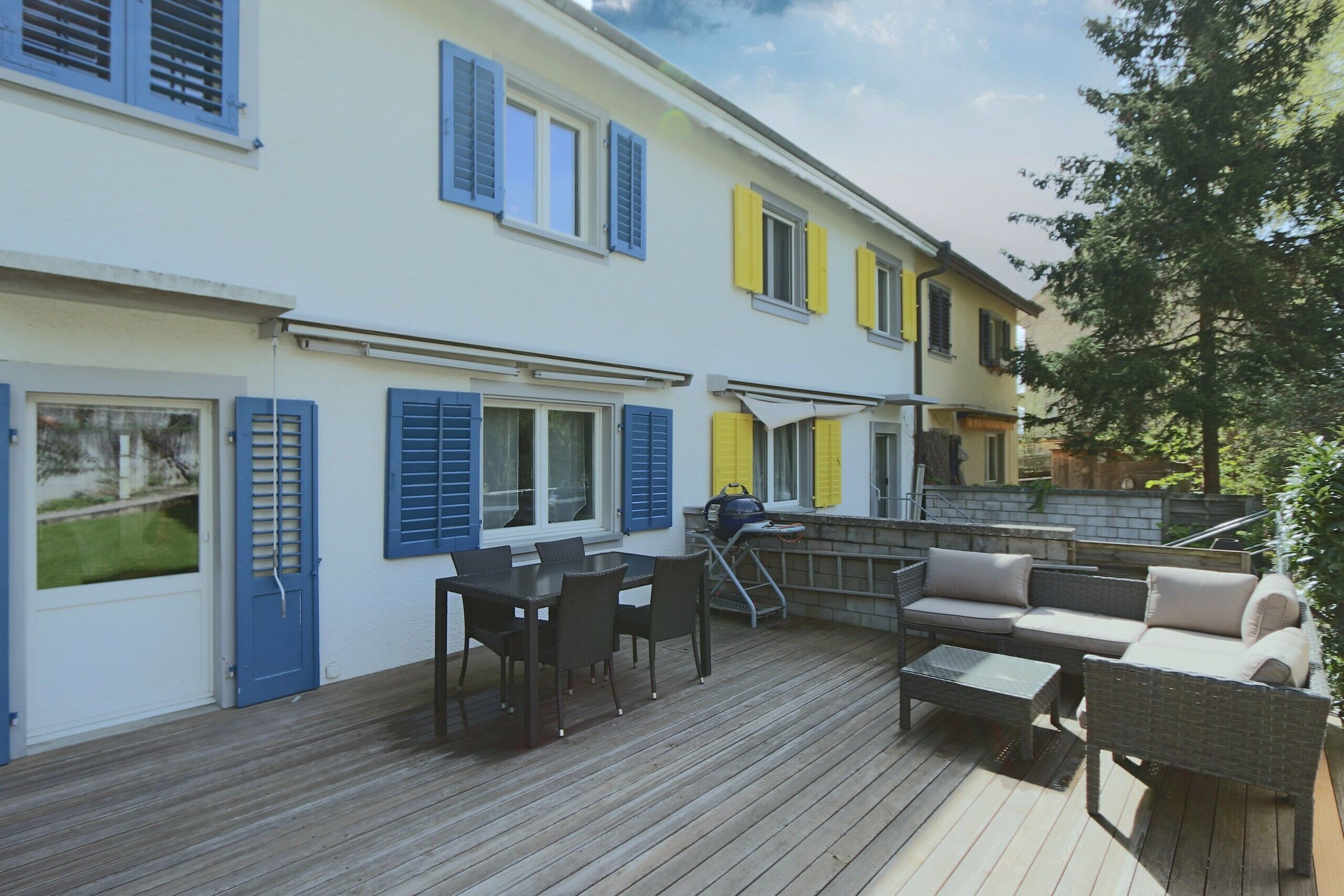 Grosszügiges Terrassendeck für gemütliche und gesellige Stunden im Freien