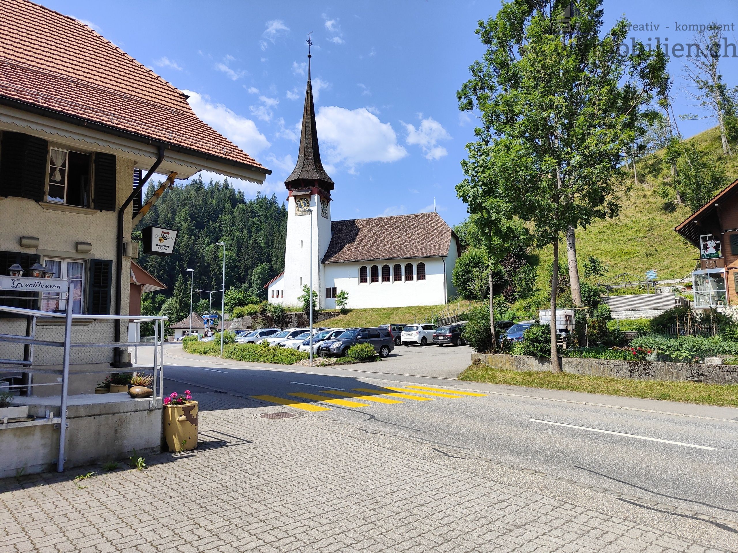 Der Bären mit der Kirche sind Teil eines schönen Dorfbildes