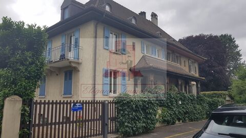 Charmante maison mitoyenne de ville de 6 pièces avec grand cachet.