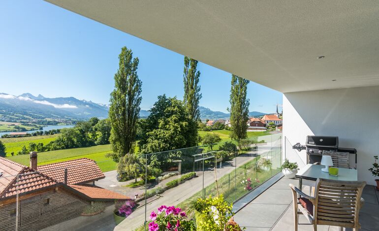 Magnifique attique de 5.5 pièces en terrasse
Vue grandiose sur le lac