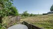 Der untere Teil des Gartensitzplatzes, total ca. 70 m2. Gartensitzplatz und Balkone: Romantische Maisonette in Kirchlindach.