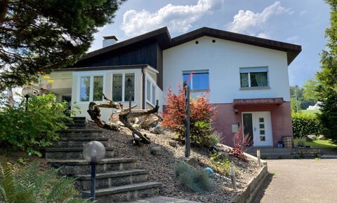Spacieuse maison de 7 pièces sur 200 m² - en retrait du village