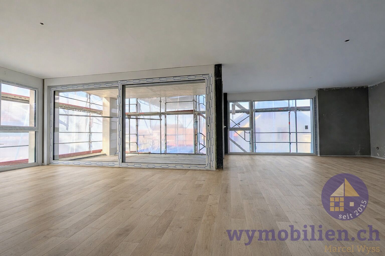 Und so wäre der lichtdurchflutete Raum mit einem Parkett 