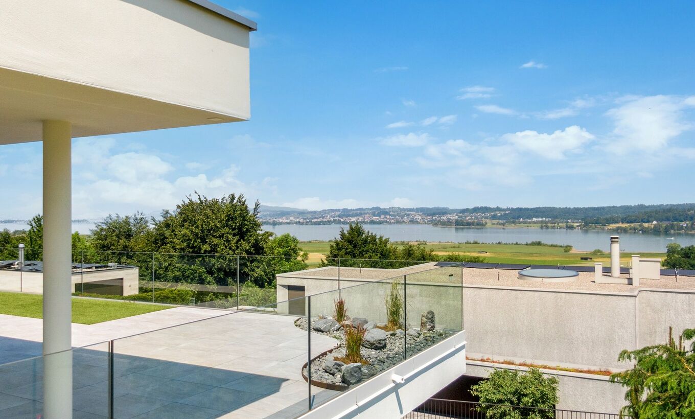 Aqua Vista - Where modernity meets restful lake views