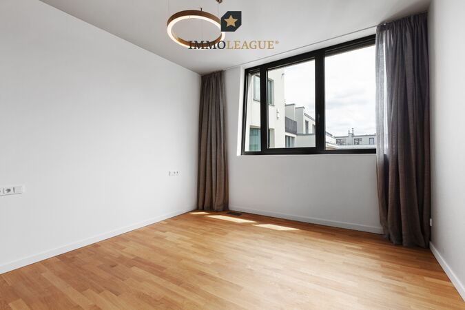 Hochwertige Materialien, warme Farbtöne und klare Architektur: Die Zimmer vereinen Behaglichkeit und Struktur – ein Ruhepol im Berliner Stadtleben. 