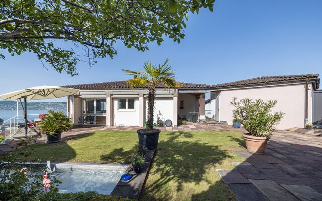 Living bijou with a stunning lake view