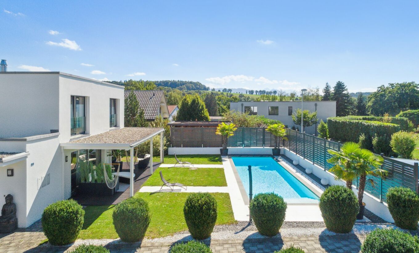 Außergewöhnlich: Moderne 5.5-Zimmer-Villa mit Pool