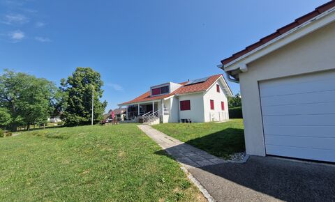 Rental house with 2 apartments and 3 garages - fully let
