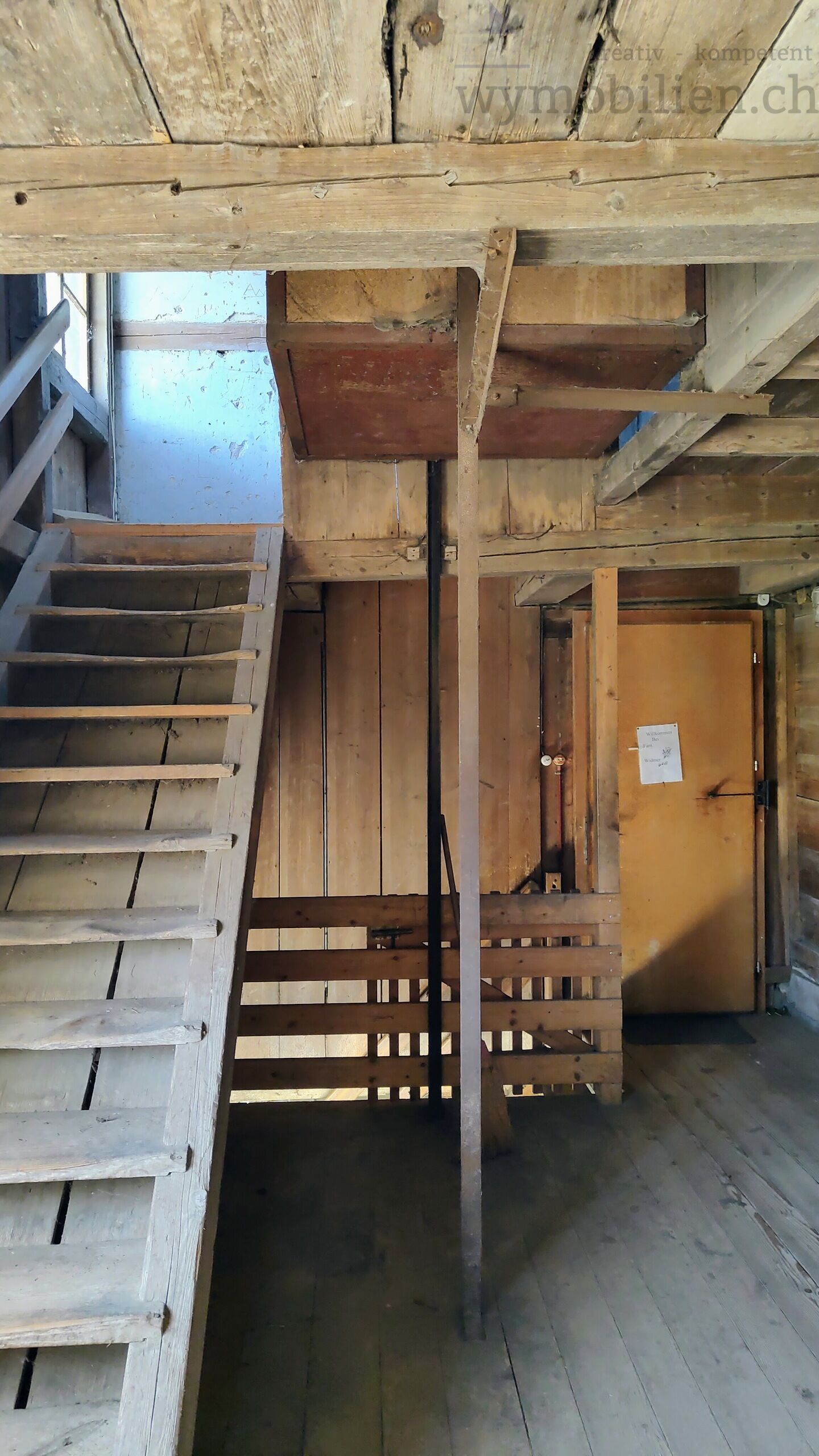 Vorplatz Eingang EG Wohnung, Aufgang ins 1. OG