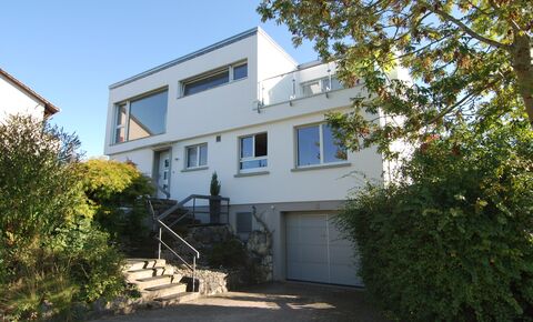 Hochwertige 6.5 Zi.-Liegenschaft mit Gartenhaus und Biotop