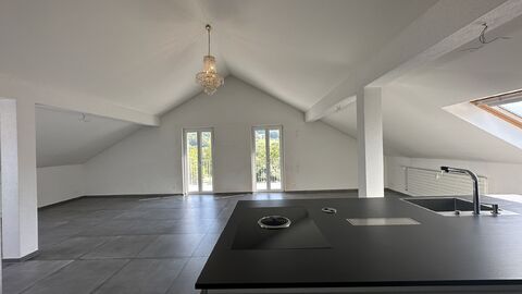 Wunderschöne renovierte Dachwohnung mit Balkon und Aussicht ins Grüne