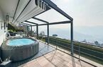 Moderna e luminosa villa mono-bifamiliare con splendida vista aperta
