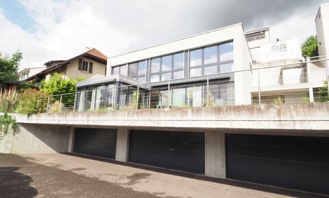 Modern single-family house with a double garage in a sunny location