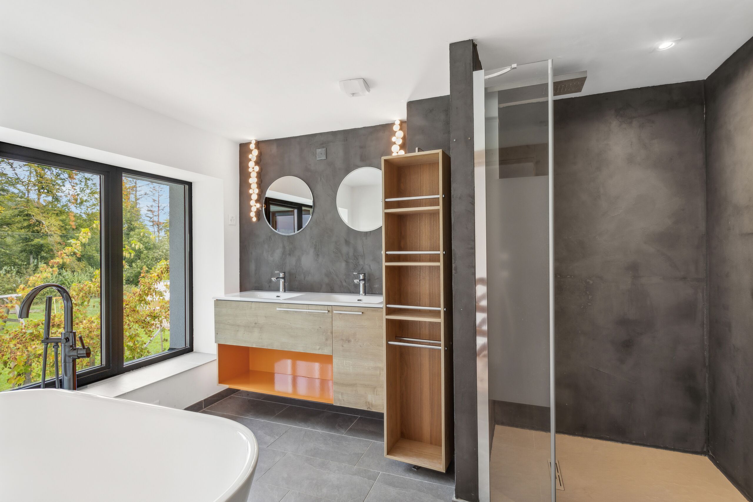 Badezimmer mit Dusche und Badewanne