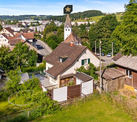 Ruhig gelegen und vielseitig nutzbar: Dieses Einfamilienhaus vereint grosszügige Aussenflächen, zwei Wohneinheiten und naturnahes Wohnen.