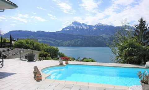 Mediterranes Einfamilienhaus mit Swimmingpool und Panoramaseesicht