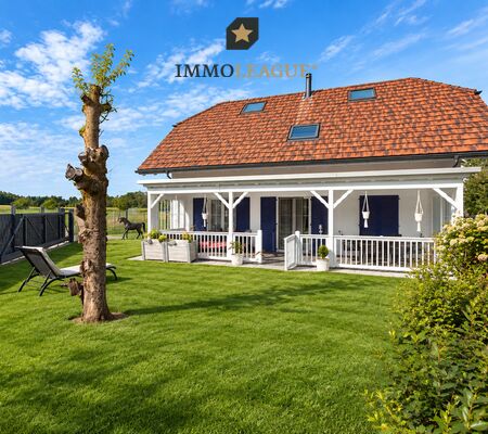 Die neu gestaltete, überdachte Veranda lässt keine Wünsche offen, während der liebevoll angelegte Garten viel Freude und Raum zum Entspannen bietet.