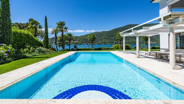 Spectacular lakefront property