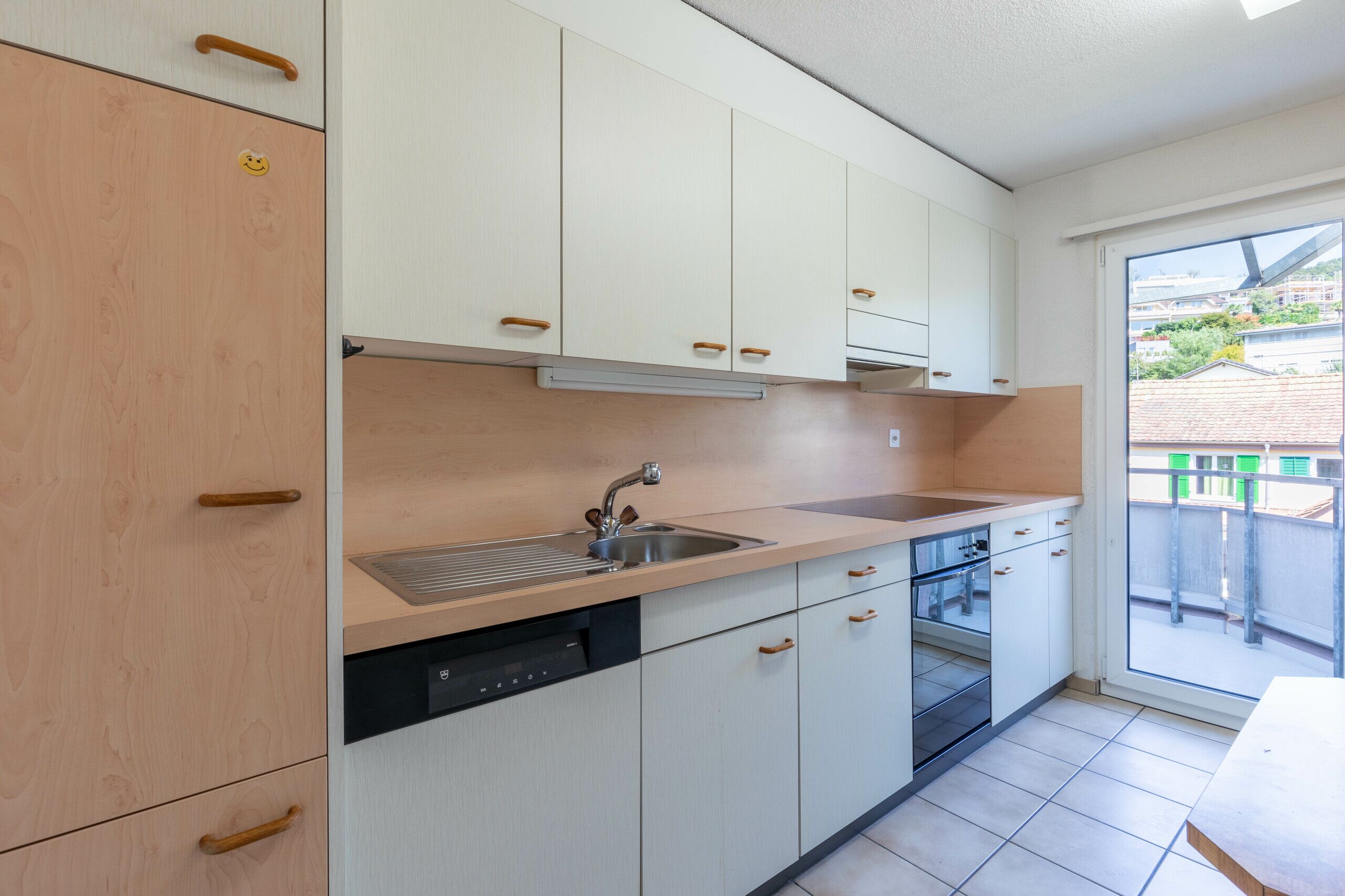 Küche mit Glaskeramik-Kochfeld, Geschirrspüler und Backofen