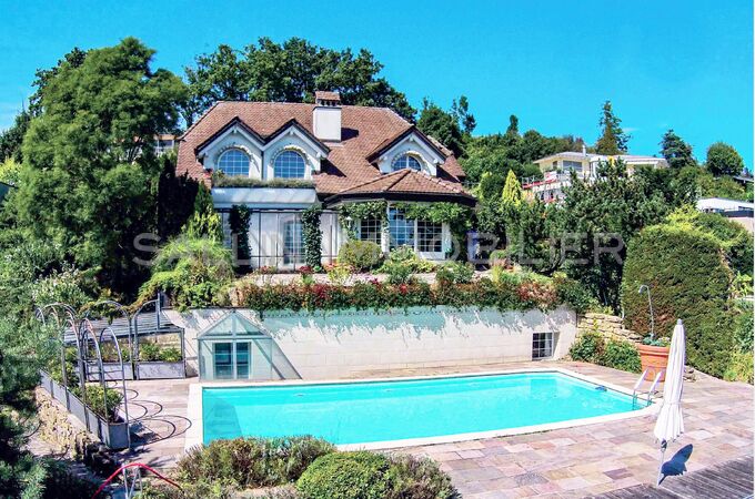 Belle propriété de 8½ pces avec vue panoramique sur le lac & montagnes